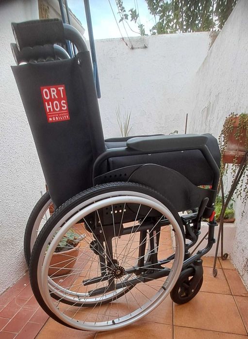 Cadeira de rodas (usada 6 dias) e almofada