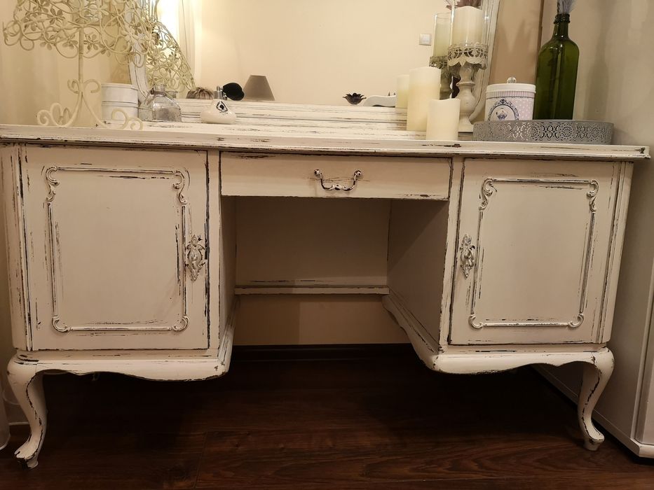 Drewniana rustykalna toaletka