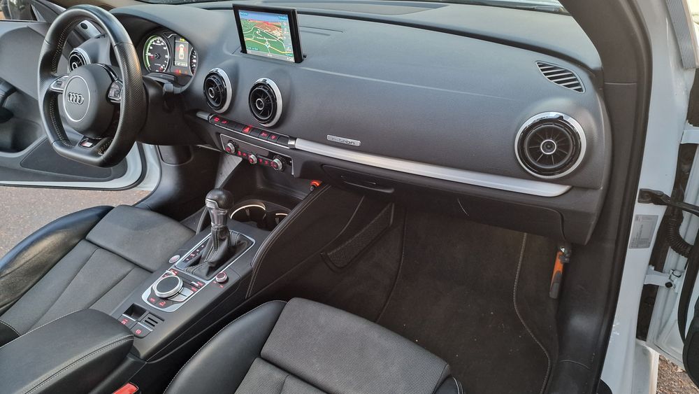 Audi A3 e-tron S-line muitos extras e estimado