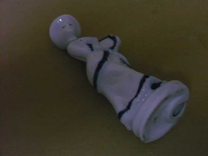 Pequena boneca de cerâmica