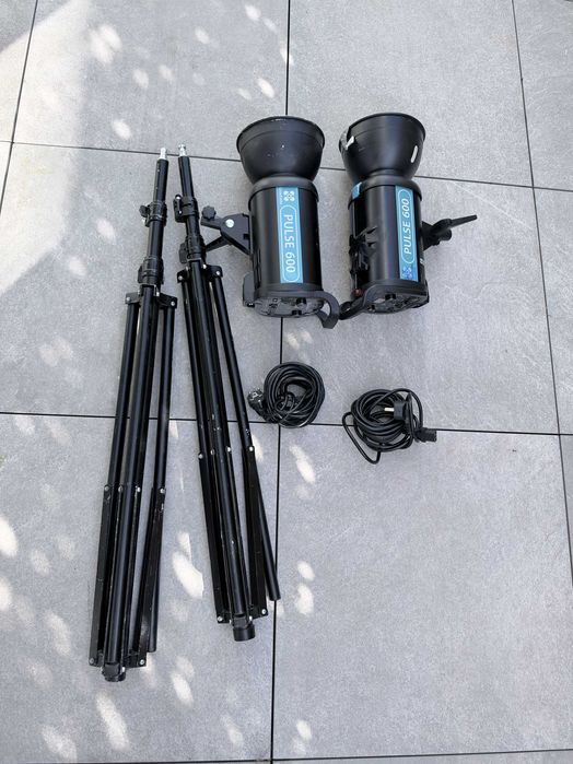 2 lampy studyjne Quadralite Pulse 600 + statywy - jedna do naprawy