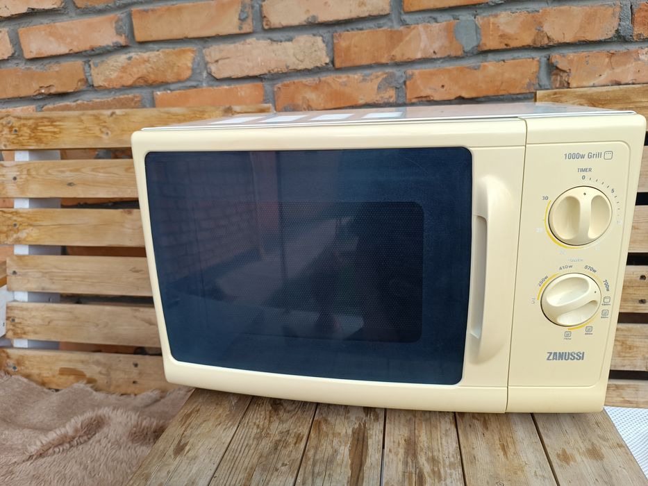 Мікрохвильова піч Zanussi J17MG з грилем