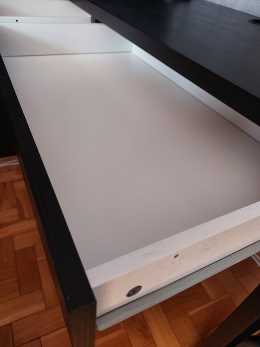 Czarne biurko ikea