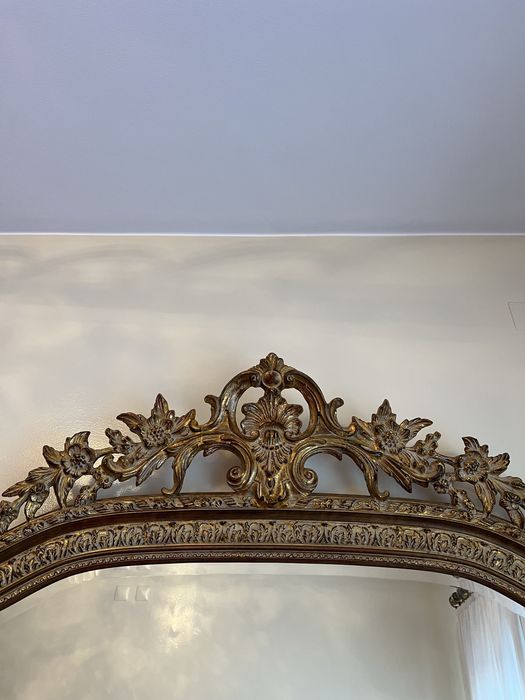 Espelho em moldura de madeira dourada