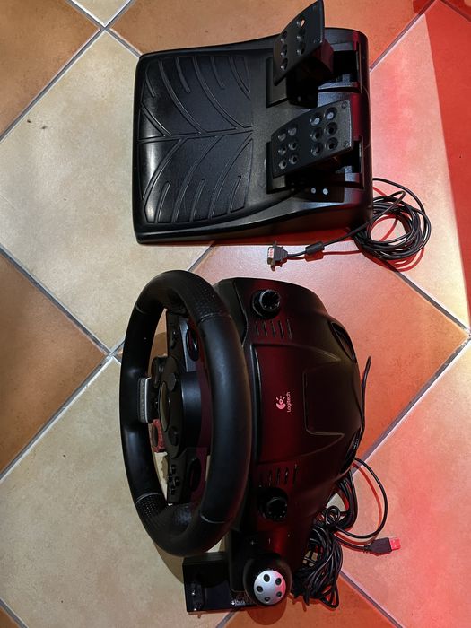 Volante Logitech Driving Force GT + Pedais (PS3 / PS2 / PC)