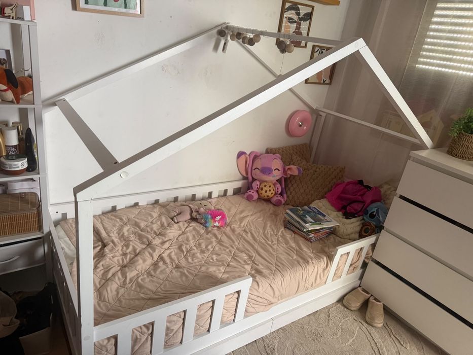 Cama Montessori com gavetas