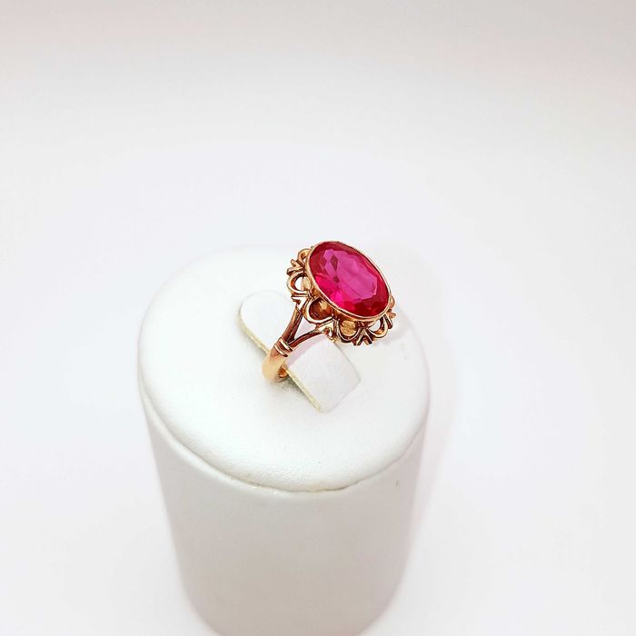 Złoty pierścionek pr. 585 - z czerwonym kryształem 3,92g. | r. 10