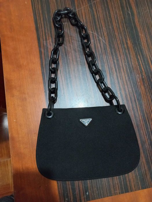 Roupa mulher e mala original  marca prada custa 1.200