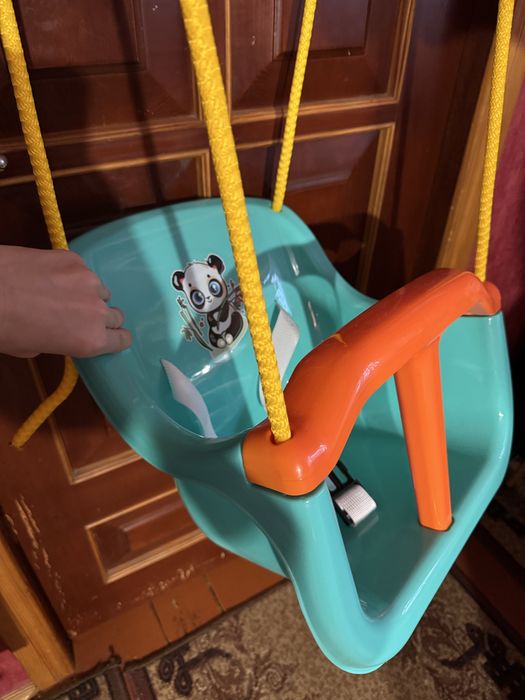 Гойдалка нова може бути як в будинку так і на дворі.