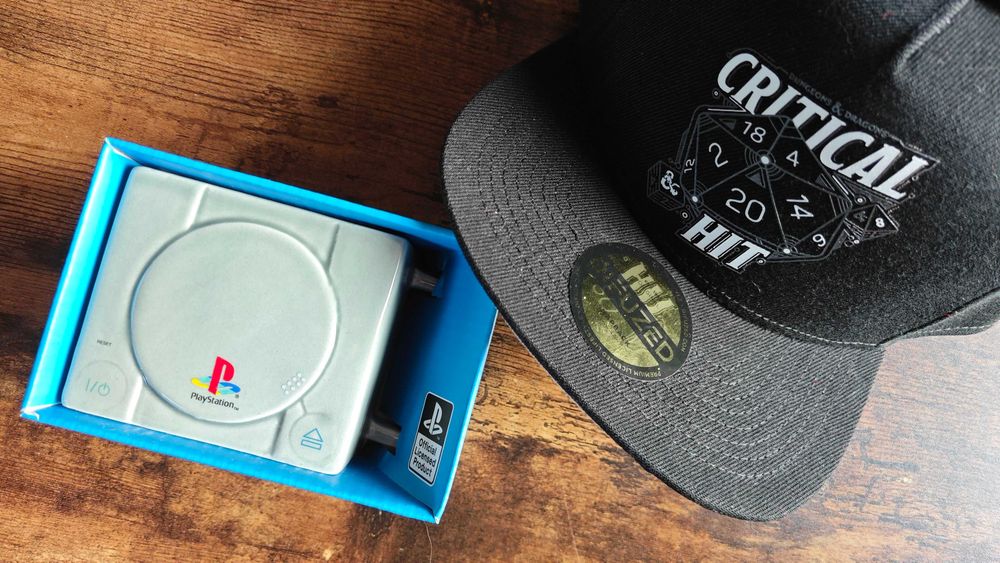 GEEK DUO: Snapback DUNGEONS & DRAGONS + Unikalny Kubek PlayStation PS1