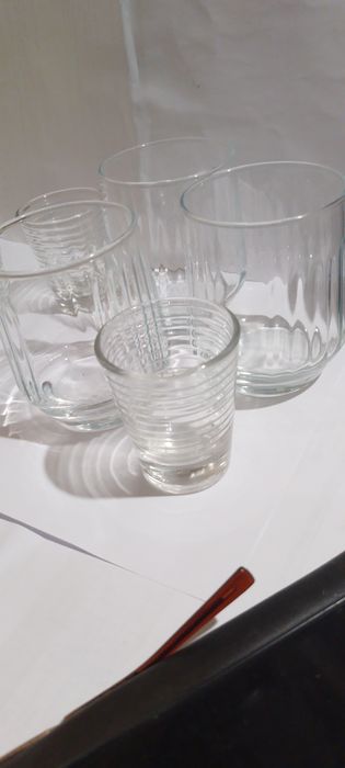 Нові скляні стакани та чарки