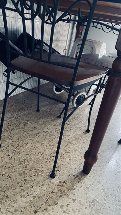 Mesa em madeira e ferro