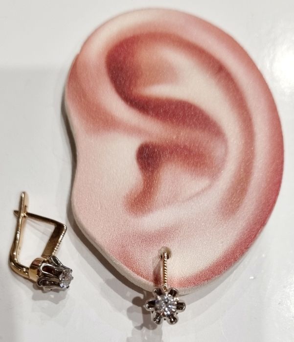 Золотые серьги с бриллиантами. ct 0,32