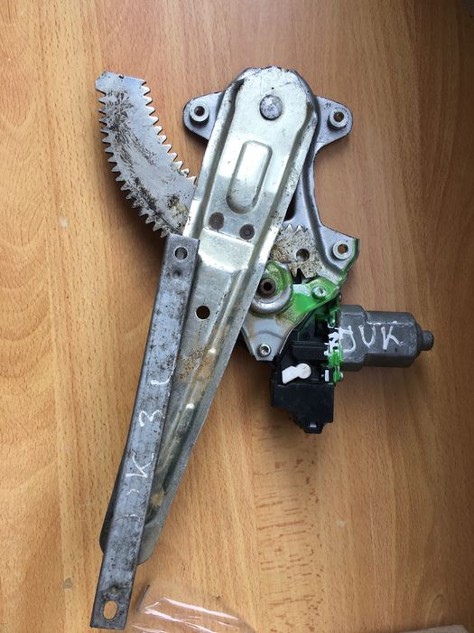 Стеклоподъемник на Nissan Juke (задний левый)