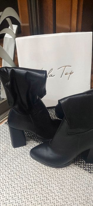 Нові шкіряні чоботи