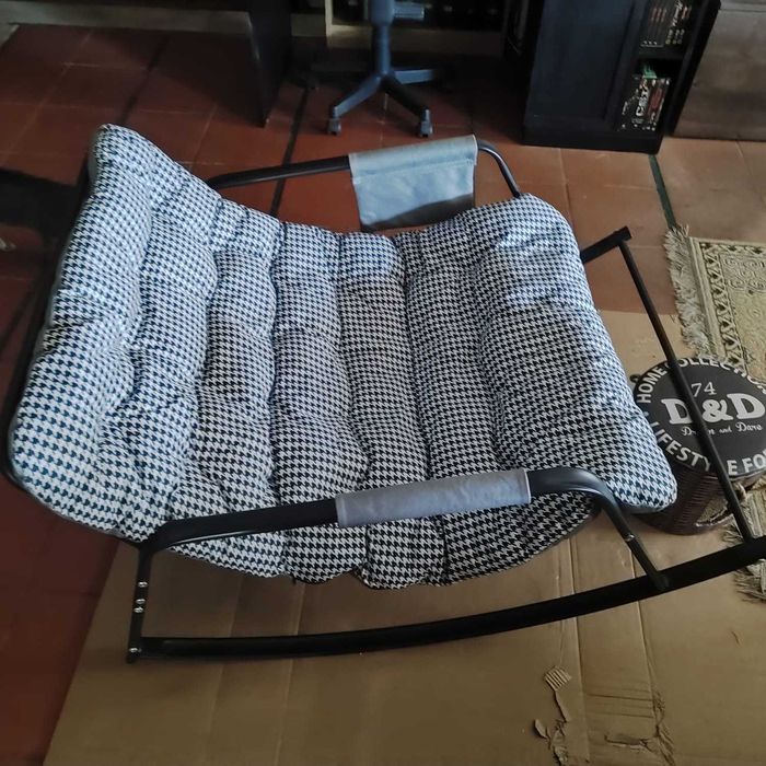 Cadeira de Balanço Moderna