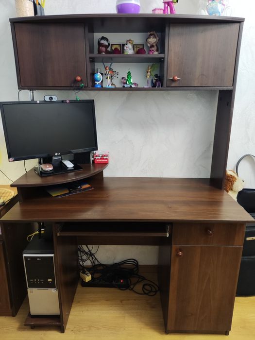 Комп'ютерний стіл