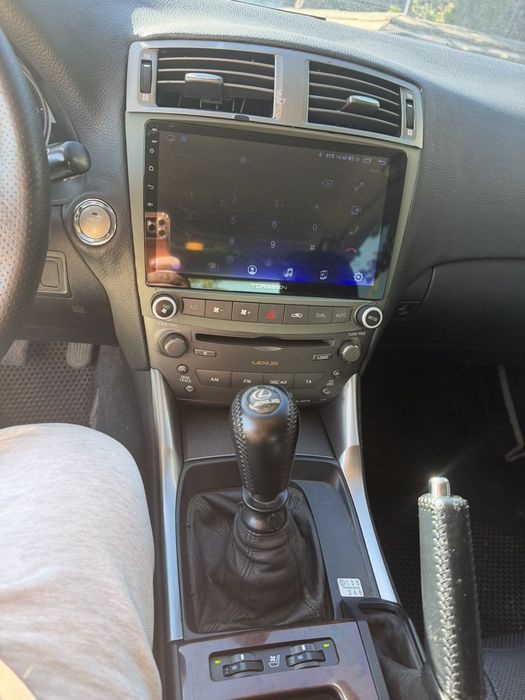 Автомобіль  Lexus
