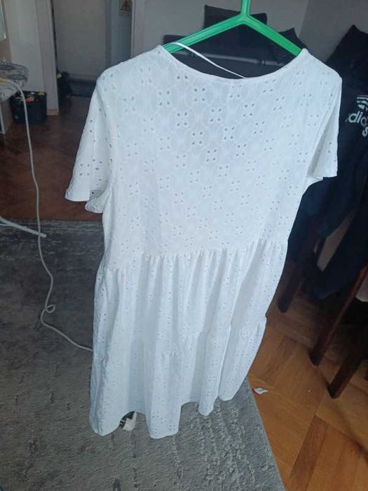 Biała sukienka ażurkowa