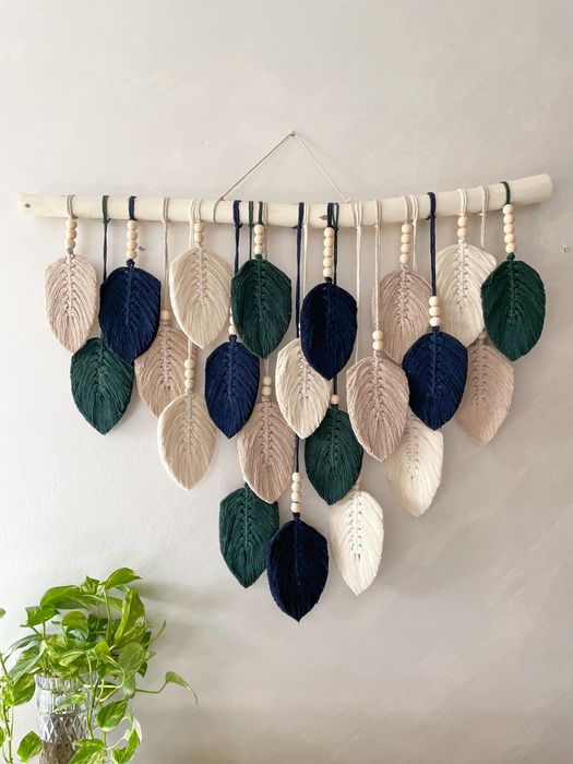 Piorka liscie listki piora na kiju galezi makrama scienna boho korale