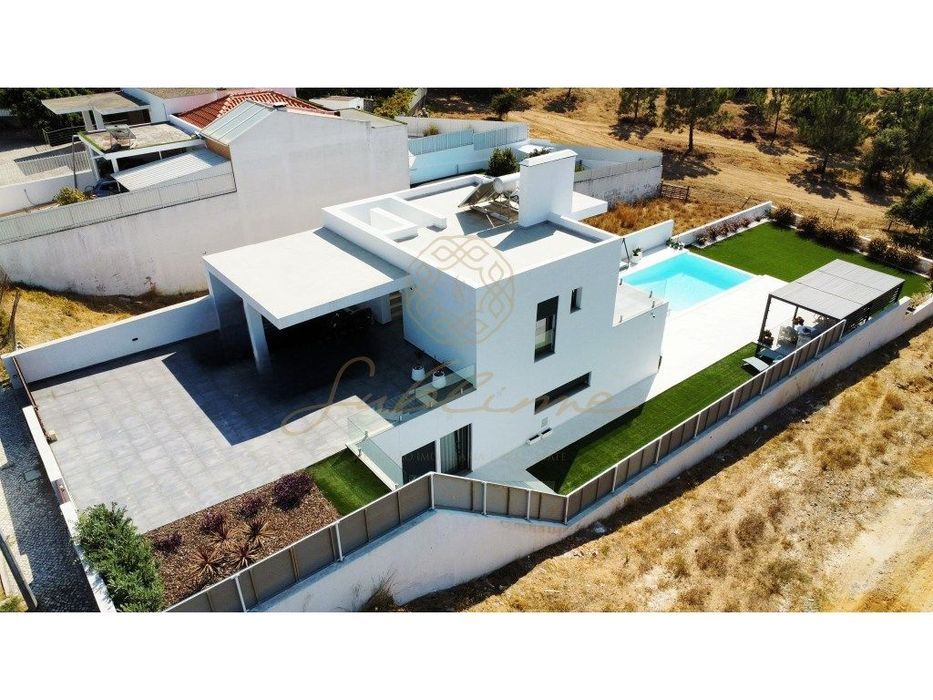 Moradia Exclusiva com 6 Assoalhadas e Piscina de Transbordo