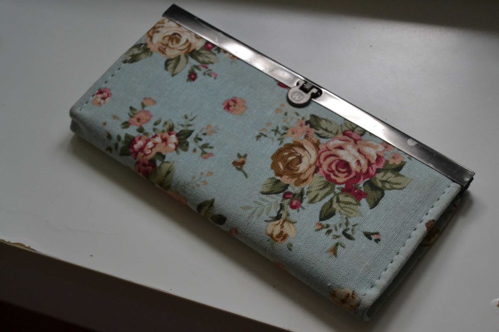 Turkusowo niebieska portmonetka w kwiaty shabby chic vintage róże