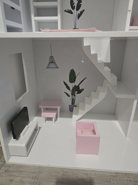 Duży drewniany domek dla lalek