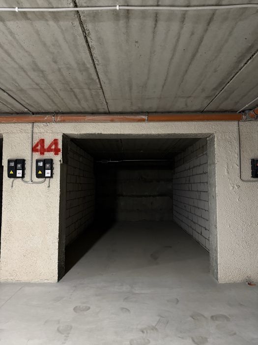 Продам гаражний бокс в центрі міста! -1 поверх