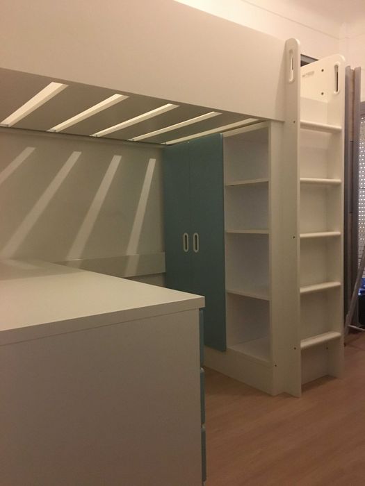 Cama Alta IKEA STUVA com Secretária, 4 Gavetas e Roupeiro – Branca