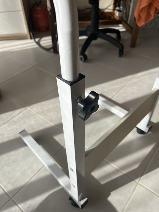 Mesa de apoio com rodas