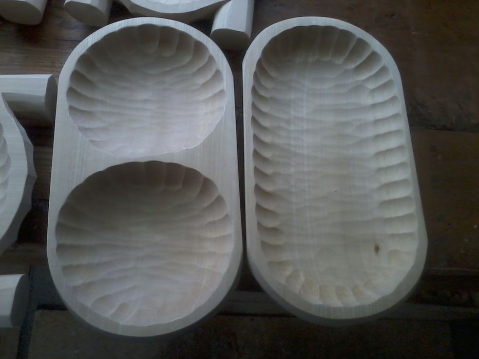 Korytka drewniane i tacki.