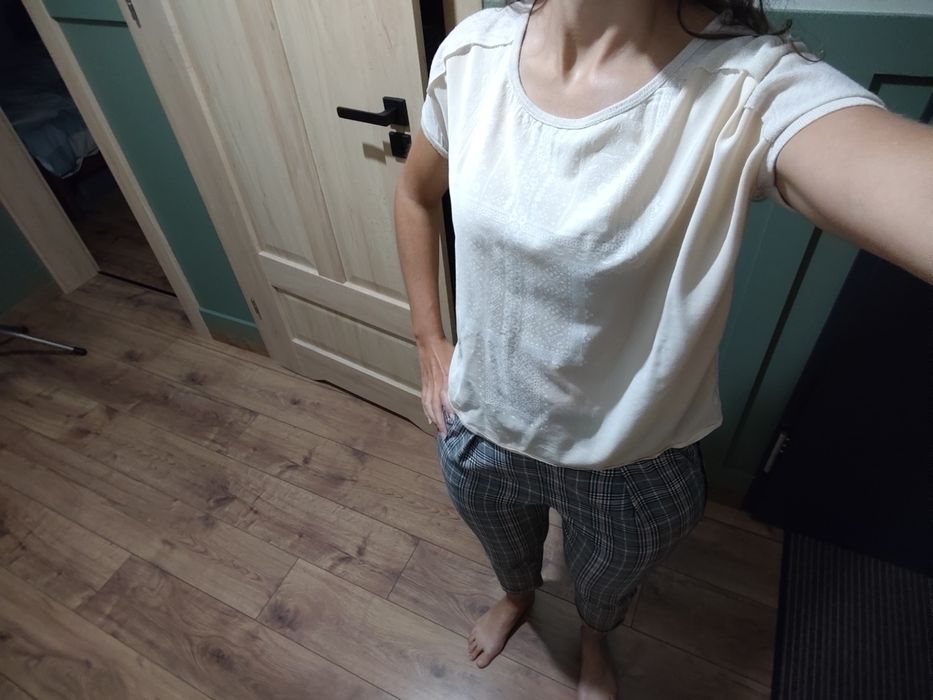 Jasno beżowy t-shirt z aplikacją, S