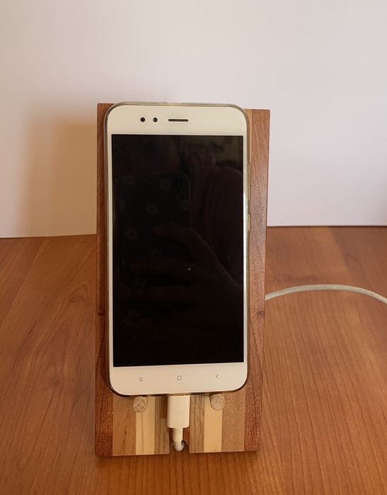 Suporte para telemóvel em madeira