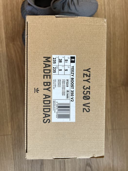 Yeezy 350 v2 stregry / tamanho 38 / novo