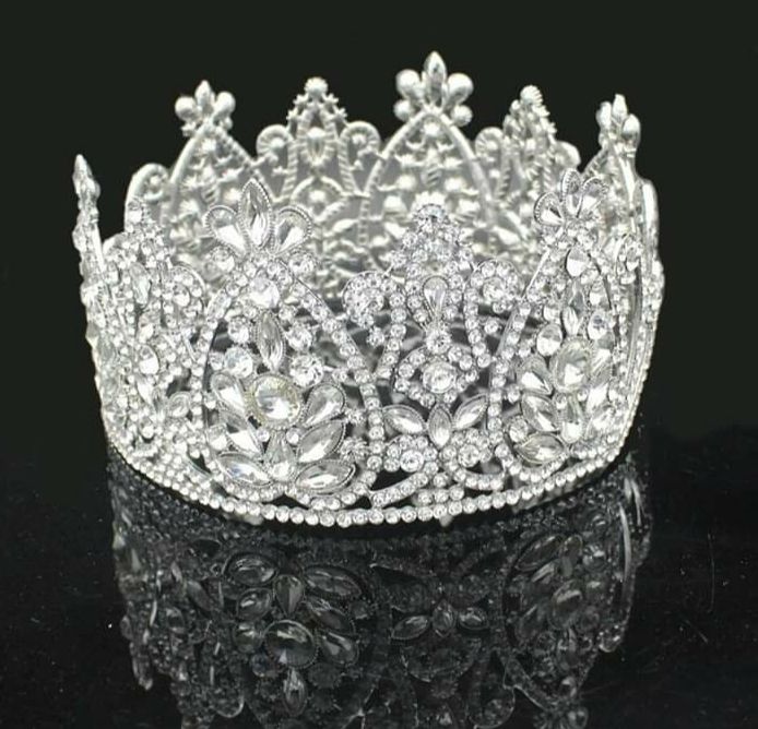 Блискучі тіари, корони, діадеми