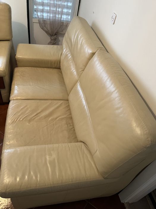 Conjunto de sofás em pele genuina