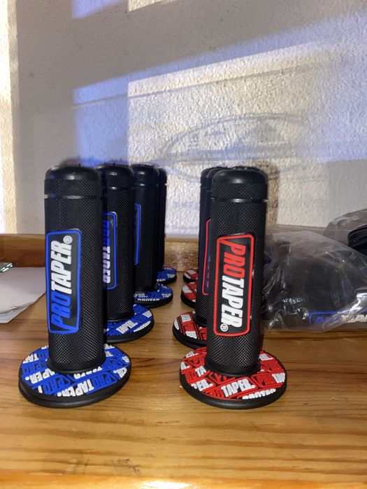 Punhos PROTAPER em azul e vermelho.