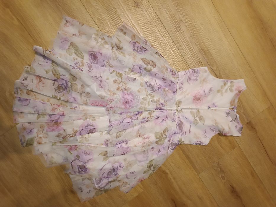 Prześliczna sukienka elegancka 134/140