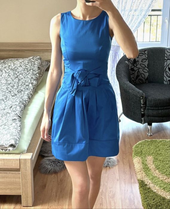 Niebieska sukienka na ramiączkach