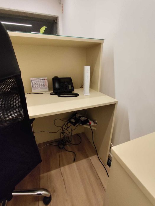 Balcão de Recepcão com módulo de gavetas e armário de apoio