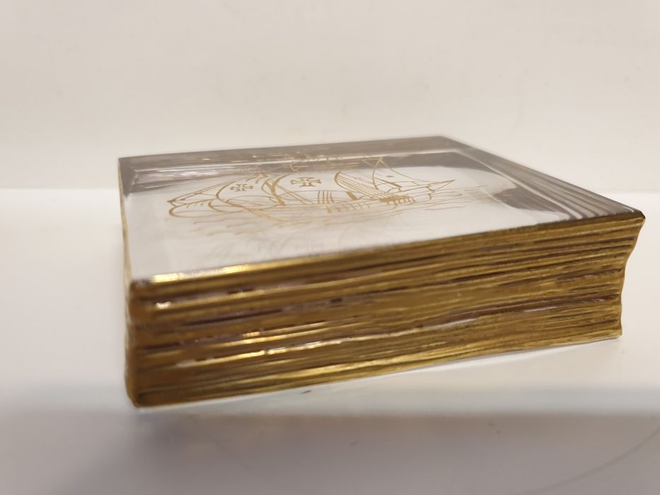 Lindo pisa papel em cristal dourado com uma caravela portuguesa