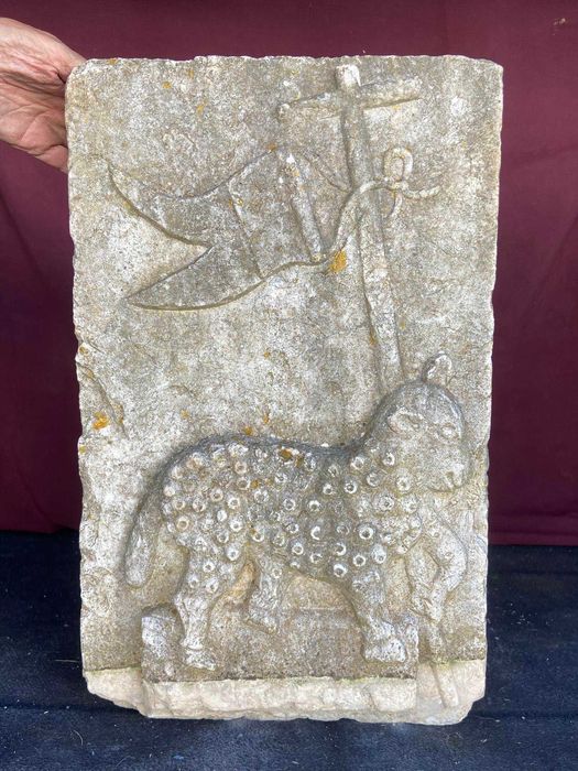 Agnus Dei esculpido em alto-relêvo numa placa de pedra Sec. XVI - XVII