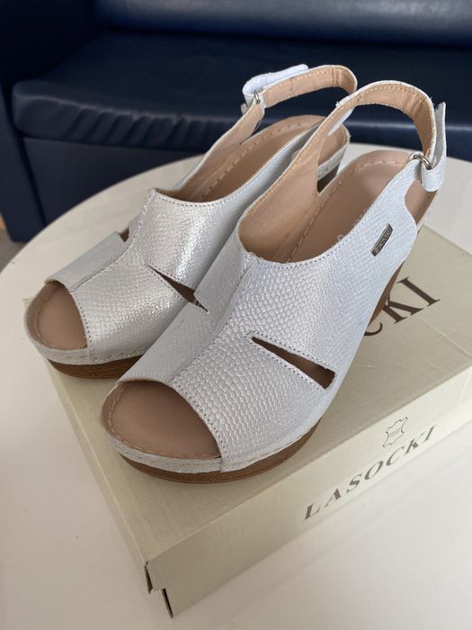 Buty damskie na koturnie Lasocki