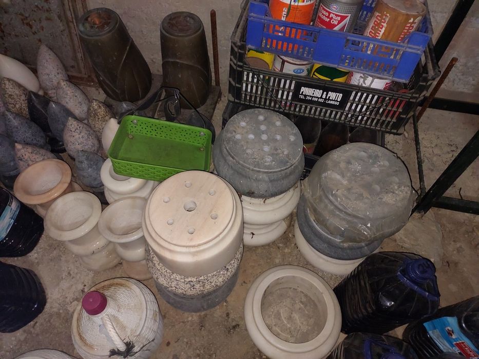 Pinhas e Jarras e floreiras