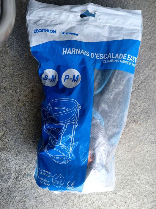 Vendo arnês de escalada, nunca usado
