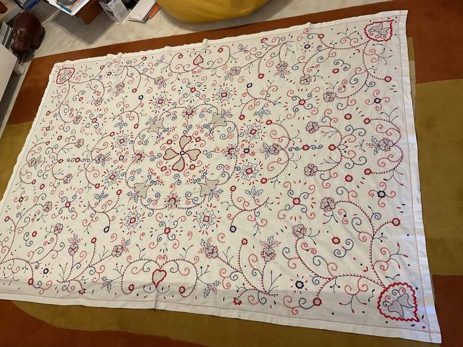 Linda toalha de mesa antiga em linho com bordados de Viana 220 x 154 cm aprox.