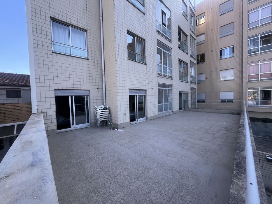 Apartamento T2 com Suíte para Arrendamento – Areosa, Porto