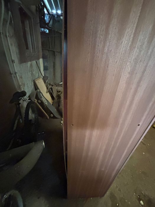 Armário de madeira com 4 portas e espaço para mais