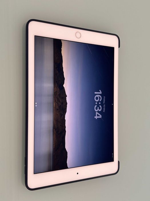 iPad Pro 9.7" Branco 32GB + Teclado Apple + Capas