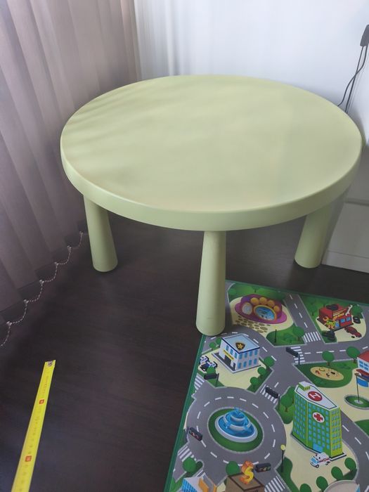 Mesa e cadeira de criança usada